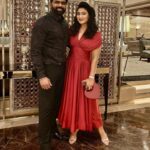 Ashmitha Instagram – What an amazing night @mamaearth.in x @feminaindia Beautiful Indians awards 3.0 😍
Outfit @sumanmanney 
With my constant @jannu.sudhir 

#hosted #funny #telugumemes #funnytelugumemes #husband #wife #husbandandwife #helpingothers #us #ashtagged #ashtrixx #telugu #teluguactress #influencer #lol #jj #laugh #smile #happy #haha #instafun #couple #couplegoals #husbandgoals #hyderabad