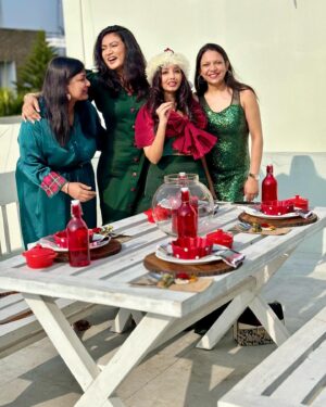 Ashmitha Instagram - A Christmas to remember!
Photo dump #1 🤭 many more to come ❤️❤️❤️
#family #smile #goodtimes #best #love #happy #ashtrixx #telugu #teluguactress #influencer #us #fam #world #christmas #red #green #hyderabad