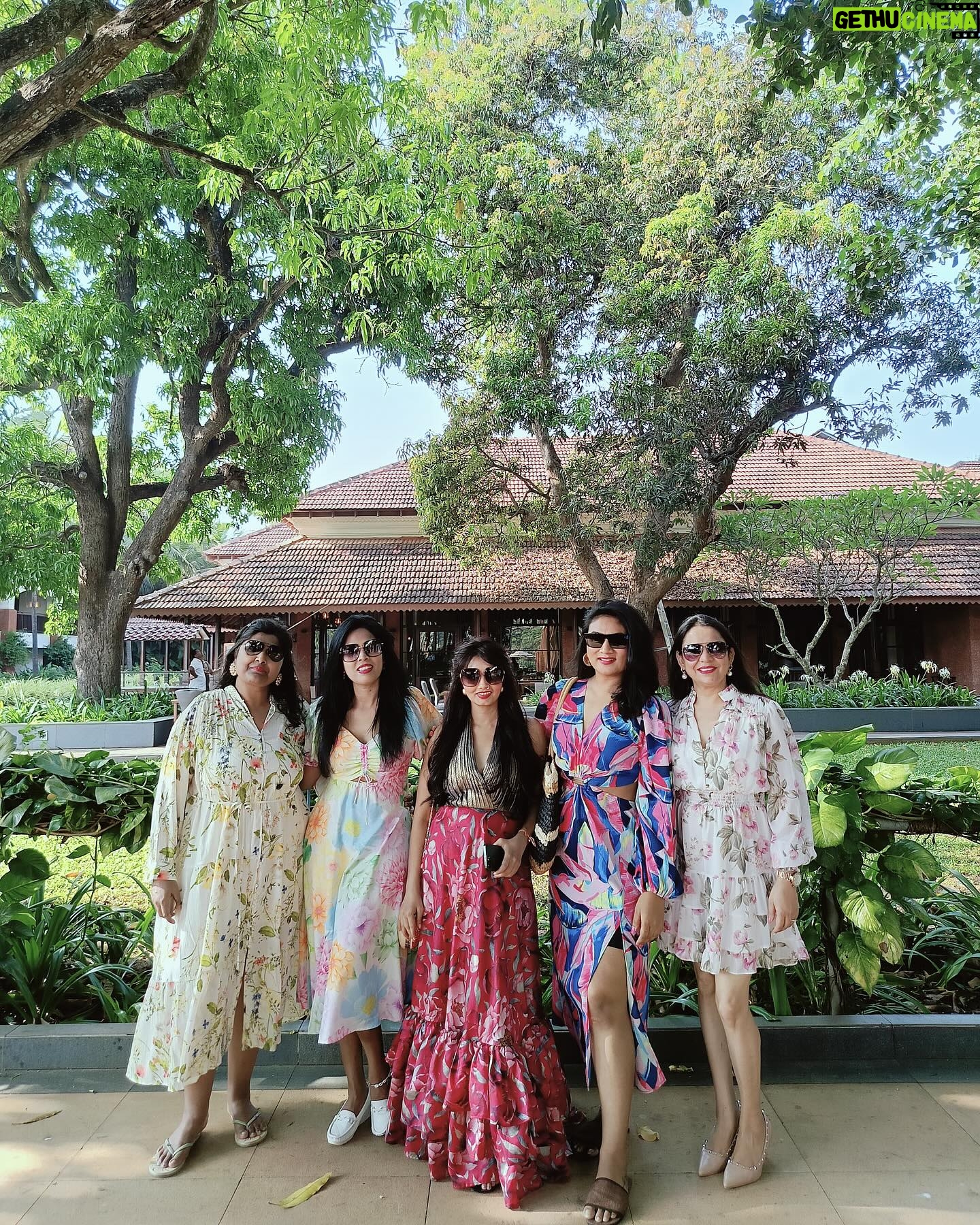 Ashmitha Instagram - Because tan lines will fade but memories won’t!!! @sumanmanney @nallaneetu @rashmi_sg @nupurajcs here’s to many more! #goa #friends #us #live #life #love #happiness #cute #ashtrixx #telugu #teluguactress #best #besties #school #pretty #hyderabad