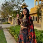 Ashmitha Instagram - The Big Fat మార్వాడి పెళ్లి video is now live on my YouTube channel Ashtrixx ! Watch & enjoy 😊 Lehenga @swanstudio_byswethareddy #oott #lehenga #blacklehenga #garden #floral #contemporary #flowers #happy #pretty #cute #me #smile #ashtrixx #telugu #teluguactress #influencer #hyderabad #love #black #gold #goldenhour #kundan #swanstudio #dreamy #bridal #bridaljewellery #bridalfashion #bridallehenga #wedding #indianwedding