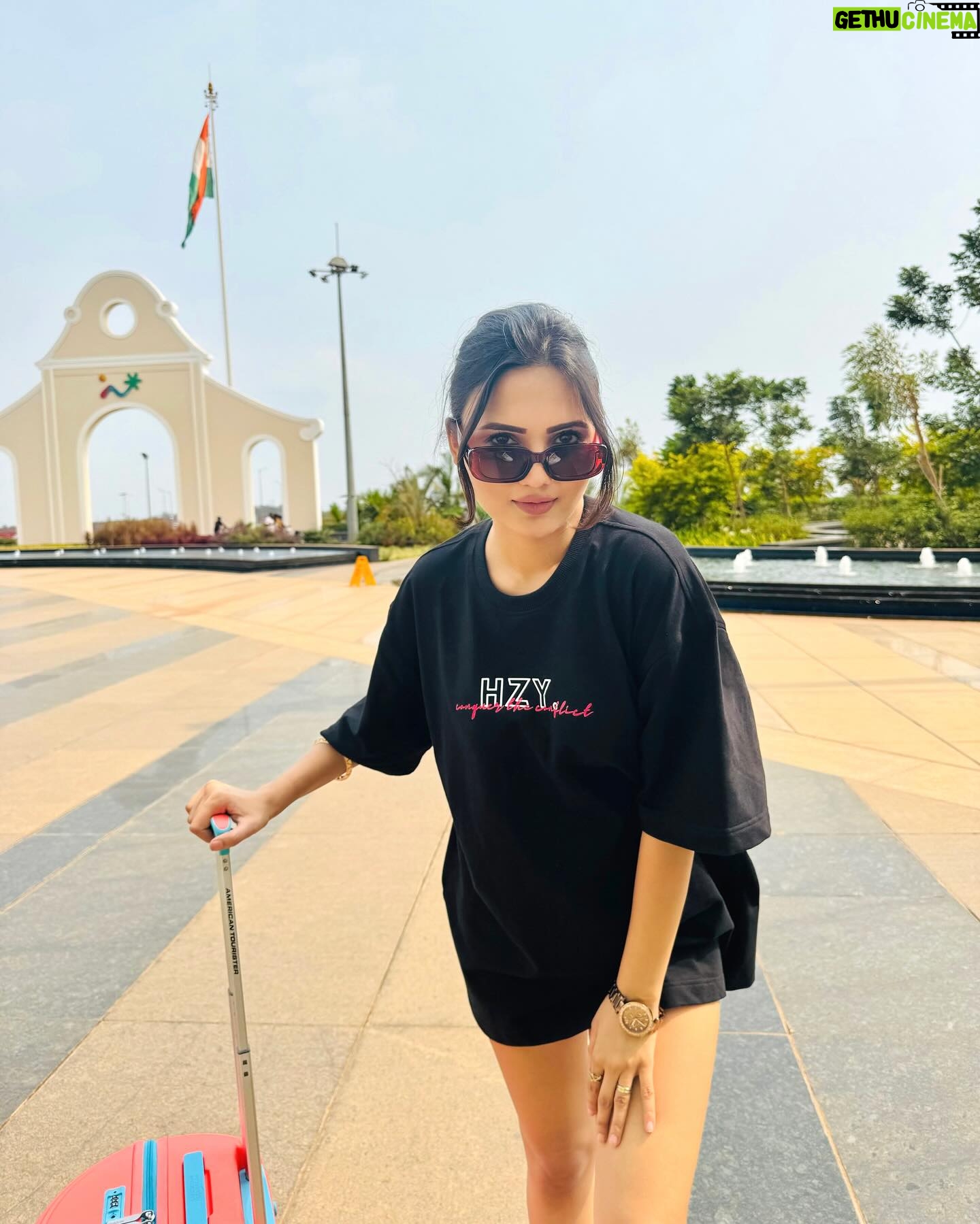 Ashna Kishore Instagram - Hello Goa ! 🏖️☀️❤️✨ T-shirt@hzy.clo Shades @4flaunt_ Roller @amtouristerin #AshnaKishore #insta #instagood #goa #vacation #goadiaries #travel #travelgram #traveler #hellogoa #traveldiaries #goatourism #goavibes #trend #trending #viral #explore #explorepage #fy #fyp #foryou