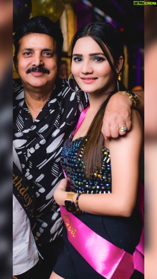 Ashna Kishore Instagram - Happiest birthday Papa🎂🥳✨🌹 I hope you like this little gift from my end 🙈 love you papa, miss you ❤️🧿😇 #HappyBirthday #Dad #love #present #father #daughter #fatherdaughter #fatherdaughterlove #AshnaKishore #BhagwatKishore #Papa #papá #merepapa #parenting #parents #parent #birthday #birthdaysong #surprise #happiness #sing #singer #singing #grateful #gratitude