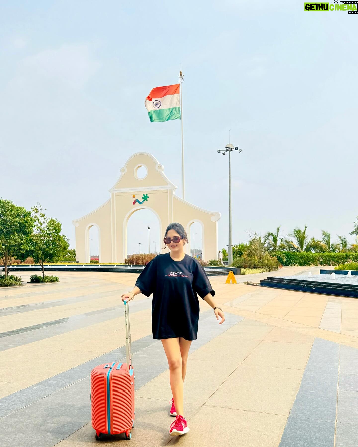 Ashna Kishore Instagram - Hello Goa ! 🏖️☀️❤️✨ T-shirt@hzy.clo Shades @4flaunt_ Roller @amtouristerin #AshnaKishore #insta #instagood #goa #vacation #goadiaries #travel #travelgram #traveler #hellogoa #traveldiaries #goatourism #goavibes #trend #trending #viral #explore #explorepage #fy #fyp #foryou