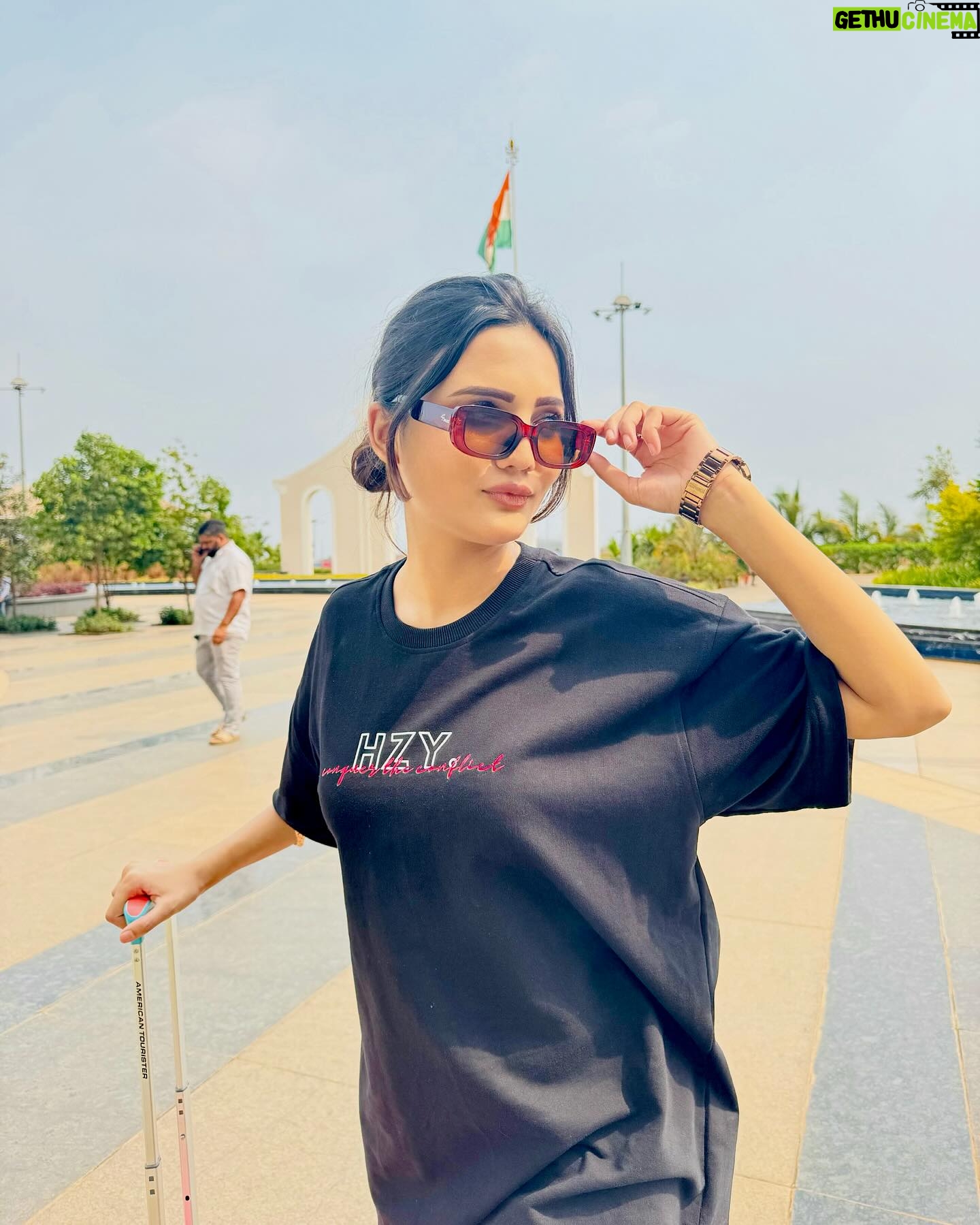 Ashna Kishore Instagram - Hello Goa ! 🏖️☀️❤️✨ T-shirt@hzy.clo Shades @4flaunt_ Roller @amtouristerin #AshnaKishore #insta #instagood #goa #vacation #goadiaries #travel #travelgram #traveler #hellogoa #traveldiaries #goatourism #goavibes #trend #trending #viral #explore #explorepage #fy #fyp #foryou