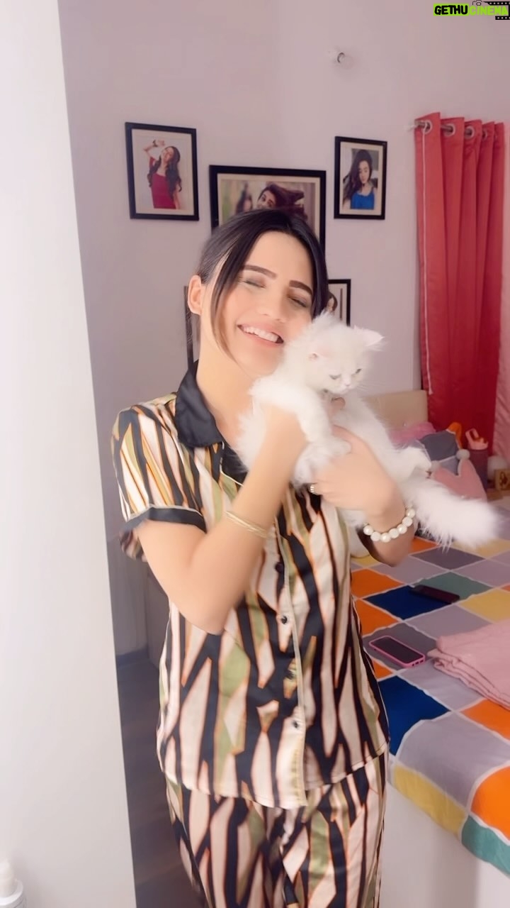 Ashna Kishore Instagram - Meow Meow Meri Sakhi đąđ Me & Snowy 2.0 đĽ°đ #AshnaKishore #reels #reelsinstagram #cat #cats #catlife #catsofinstagram #catlovers #trending #trend #viral #viralvideos #explore #explorepage #fy #fyp #foryou #trendingreels #instagram #instagramreels #fun #bollywood #oldschool #oldsongs #relatable #pet #pets #petstagram #petlover #petlovers