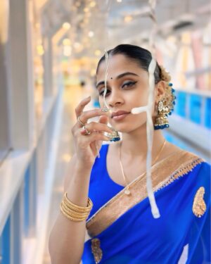 Ashvini Jegathesan Instagram - Gracefully adorned in a saree, a nod to tradition with a sprinkle of unique class 💖 #sareelove

PS: Thank you to my dearest sister for taking the time to doll me up like you always do. Never felt or looked better than when I’m in the magical hands of @thestyles_bysha 
Makeup 💄 : @thestyles_bysha