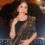 Ashvini Jegathesan Instagram - Choose where your energy goes 🖤💋 Grateful for the beautiful soul who wrapped me in elegance and tradition, making me feel like a queen in every fold of the saree. Thank you akka ! ♥️💋 Saree Draping : @pavitrasevi @sach_pleats
