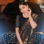 Ashvini Jegathesan Instagram - Choose where your energy goes 🖤💋 Grateful for the beautiful soul who wrapped me in elegance and tradition, making me feel like a queen in every fold of the saree. Thank you akka ! ♥️💋 Saree Draping : @pavitrasevi @sach_pleats