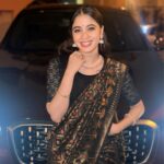 Ashvini Jegathesan Instagram - Choose where your energy goes 🖤💋 Grateful for the beautiful soul who wrapped me in elegance and tradition, making me feel like a queen in every fold of the saree. Thank you akka ! ♥️💋 Saree Draping : @pavitrasevi @sach_pleats