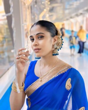 Ashvini Jegathesan Instagram - Gracefully adorned in a saree, a nod to tradition with a sprinkle of unique class 💖 #sareelove

PS: Thank you to my dearest sister for taking the time to doll me up like you always do. Never felt or looked better than when I’m in the magical hands of @thestyles_bysha 
Makeup 💄 : @thestyles_bysha