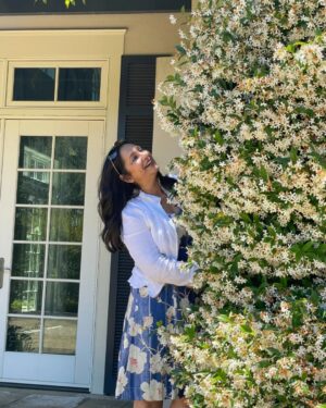 Ashwini Bhave Instagram - Blooming with joy🌼

#HappySunday #bloom #starjasmine #backyard #flowers #sundayvibes #AshviniBhave