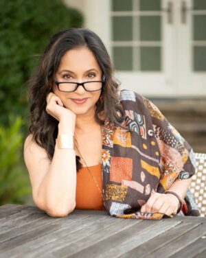 Ashwini Bhave Instagram - Optical illusions in orange hues 👓 🧡

#HappySunday #orangehues #sundayvibes #photoshoot #glasseson #weekendmood #AshviniBhave