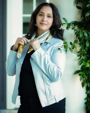 Ashwini Bhave Instagram - Embracing the cozy moments, right in my backyard 💙

#HappySunday #smile #backyard #nature #flowers #happyme #photoshoot #pose #AshviniBhave
