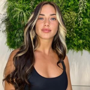 Asia Ortega Instagram - “Con su larga cola, por su verde sala”
@marcelomachadoestilista 💇🏽‍♀️