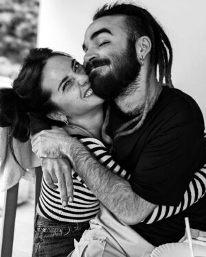 Asia Ortega Instagram - Hay vínculos que atraviesan la vida y crecen juntos aunque sean ramas torcidas🤍✨🖤
@kevin_lisbona