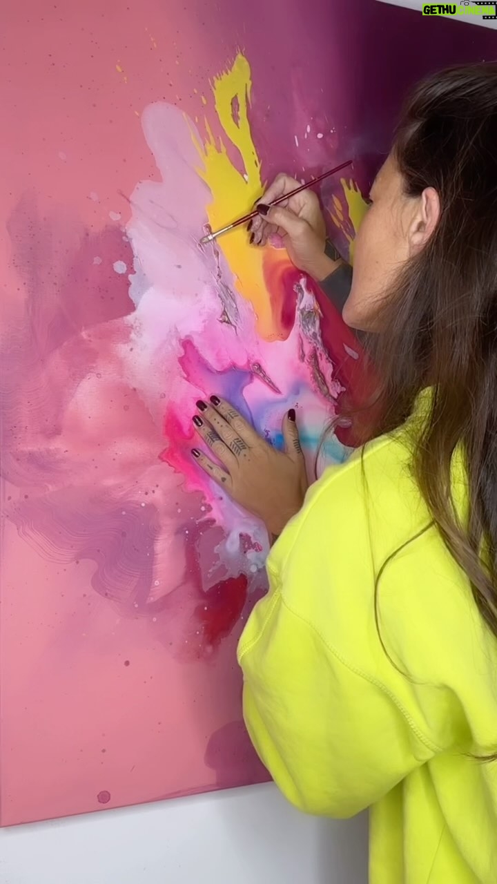 Asia Ortega Instagram - LA INSPIRACIÓN// Inspirar a otras personas a través de mi propia inspiración. Si es posible para mí, para otras personas también lo debe ser. Si es posible para mí poder hacer lo que amo y vivir bien de ello, entonces tú también puedes. Si es posible para mí, sentir plenitud en el corazón y disfrutar mis dones… Entonces tú también puedes. Si ha sido posible para mí dejar atrás las jaulas sociales que me condicionaron durante décadas… Entonces tú también puedes. Otros ejemplos de personas bonitas que inspiran al mundo haciendo lo que aman son @asiaortegaleiva y @adrybilly Buscaban una obra especial que les representara para encabezar su cama, en su casita del campo. Me dieron total libertad y confianza para interpretar su relación. Y este es el resultado de lo que ambos me inspiraron a crear. Muy agradecida de tener clientes así de lindos. Con amor, Josune. #artecontemporaneo #cuadrosporencargo #fluidartfinds #texturedpainting #pinturaabstracta
