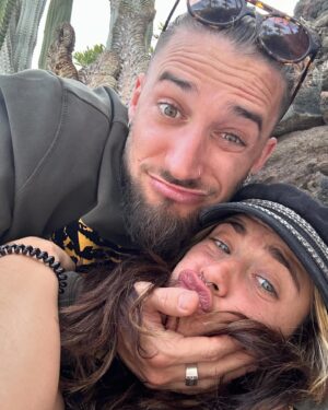 Asia Ortega Instagram - Siempre traes el hogar a mi cuando trabajo fuera🏝️🌋😱❤️ @adrybilly