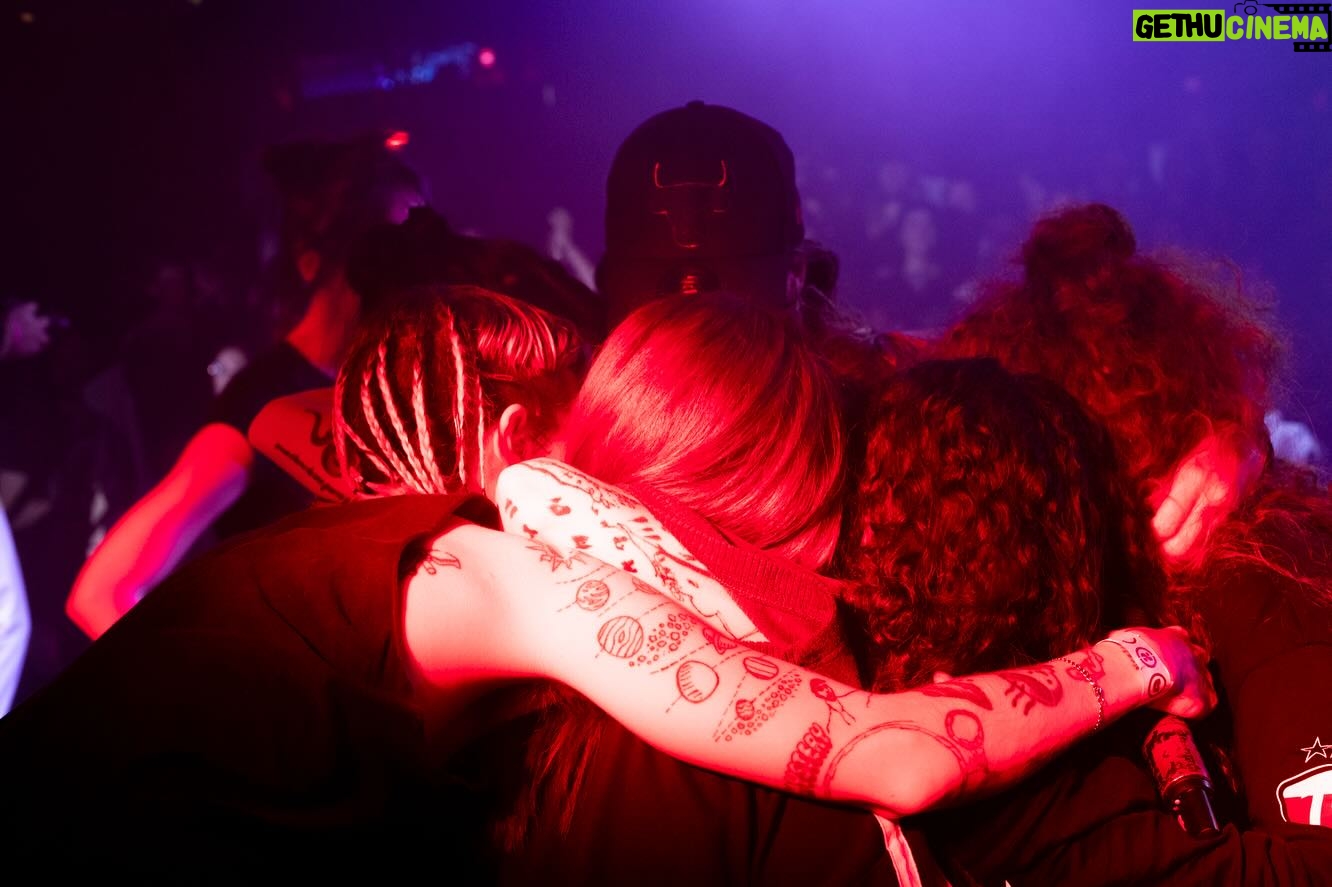 Asia Ortega Instagram - 🖤💜Bolazo de mi Hermana Elane @elane.meta💜🖤 un pellizquito del otro día en el @sala_apolo. Que orgullo ver a mi gente cumplir sus sueños y poder bailar para formar parte de ellos, ellas, ellxs. Gracias📸 @evaytodoloquehaydetras por tu visión. Os Amo @afframusic @rogelioelio @kevin_lisbona @tribade.dyke @lia.kali_ @bittah_tribade @masivalulla @canchalera_ @ultra.sr @feelingfineaf @sofiagabanna_ @anier_deer @k1za_oficial @anser_001 y toda la gente que lo hico posible.