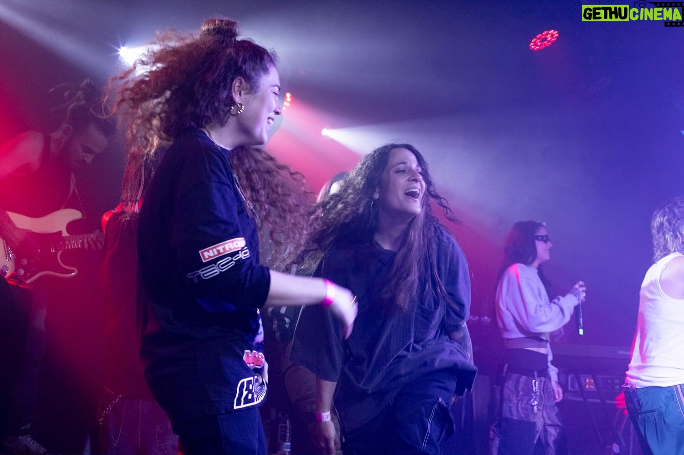 Asia Ortega Instagram - 🖤💜Bolazo de mi Hermana Elane @elane.meta💜🖤 un pellizquito del otro día en el @sala_apolo. Que orgullo ver a mi gente cumplir sus sueños y poder bailar para formar parte de ellos, ellas, ellxs. Gracias📸 @evaytodoloquehaydetras por tu visión. Os Amo @afframusic @rogelioelio @kevin_lisbona @tribade.dyke @lia.kali_ @bittah_tribade @masivalulla @canchalera_ @ultra.sr @feelingfineaf @sofiagabanna_ @anier_deer @k1za_oficial @anser_001 y toda la gente que lo hico posible.