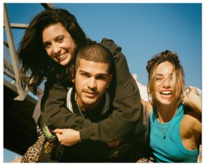 Asia Ortega Instagram - 🩷✨URBAN La Vida es Nuestra✨🩷ESTRENO Mañana 4 de Octubre en PrimeVideo @primevideoes 
Con la maravilla de compañerxs que la conforman🩷 @mariapedraza_ @bernardofloresmx @carlosscholz1 @abrilmontilla_  @hugowelzel @ignaciomateosvivancos @hkaittani @maryruiz_es @jota_linares @jota_linares y todo el equipo.
#UrbanLaVidaEsNuestra @alea_media @mediasetcom