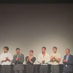 Aslı İnandık Instagram - Oyuncusu olmaktan mutluluk duyduğum #IstanbulTrilogy bugünden itibaren Netflix Italya’da yayında! ❤️ Yazıp yöneten, üstüne dün orada tüm salonu kıkır kıkır güldürüp bir de mendillerce ağlatan @ferzanozpetek ‘e , Funda’yı bana emanet ettiği için teşekkür ederim. Dün geceyi ise ben anlatmayayım, fotoğraflar anlatsın ha 🥲🧠 #reklam
