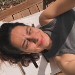 Aslı İnandık Instagram – Basen de yüzümüz gülür mü?
Hareketli beden, sakin zihin demişler. Benim tam tersi 🙏🏻🙏🏻 Duran bir beden ve hareketli zihin 🙏🏻🙏🏻 Şükür 🙏🏻🙏🏻