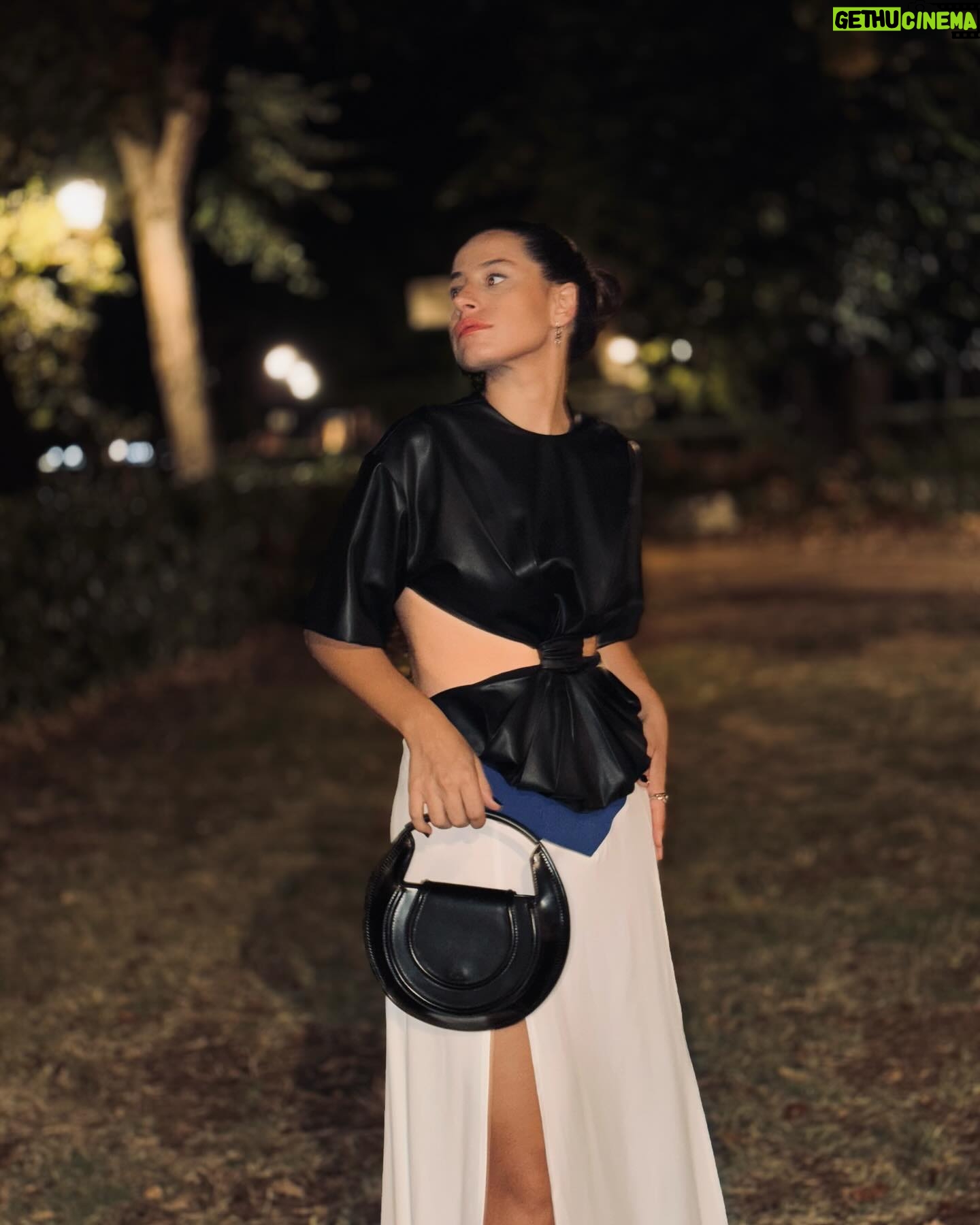 Aslı İnandık Instagram - Oyuncusu olmaktan mutluluk duyduğum #IstanbulTrilogy bugünden itibaren Netflix Italya’da yayında! ❤️ Yazıp yöneten, üstüne dün orada tüm salonu kıkır kıkır güldürüp bir de mendillerce ağlatan @ferzanozpetek ‘e , Funda’yı bana emanet ettiği için teşekkür ederim. Dün geceyi ise ben anlatmayayım, fotoğraflar anlatsın ha 🥲🧠 #reklam