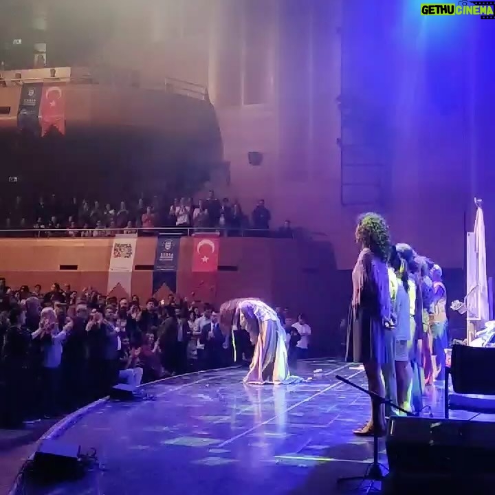 Aslı İnandık - 4.8K Likes - Bu yolculuğa ne kadar mütevazı hedeflerle ve kısıtlı olanaklarla çıktığımızı düşünüyorum, ve şimdi olayın buralara gelmesine inanamıyorum. 6 Haziran’da Harbiye Açık Hava Tiyatrosu’nda Hamiyet oynuyoruz. Doldurup taşırır mıyız Harbiye’yi? 🚀 Hamiyet, çemberin dışına itilmiş bir kadın. Sokaklarda yaşayan, mahallenin çocuklarını “Hamiyet kapar seni” diye korkuttukları, deli diye damgalanmış bir hayalperest o. Hamiyet, gerçek bir hayat hikayesi. Şimdi bu hikayeyi paylaştığımız güzel seyircimiz artıyor. Buralara gelmesinde en büyük pay seyircimizin 🪬 Teşekkür ederiz…
Bilet linki @hamiyetmuzikaltiyatro bio’da! Paylaşıp destek olan herkese şimdiden teşekkür ederim ❤️