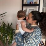 Aslı İnandık Instagram - Kasım ayının bana mucizelerle gelişini, tüm kış giymeye fırsat bulamadığım mavi yün kazağım, favori bebeğim Mete, yer yer şişme montum, biraz olağanüstü geçen Hamiyet - Bursa turnesindeki selam videomuz, Thai mutfağının bağırsak hoplatan köri sosluları ve kimsenin beni göremeyeceği asansör gibi yerlerde çektiğim anlamsız fotoğraflarla kutlamak istedim. Kasım ayının böyle beklenmedik anlarda, mesela Nisan’dan hemen sonra falan ansızın gelmeye karar vermesi ne kadar güzel. Evren mucizelerle dolu ☺️✨🥲