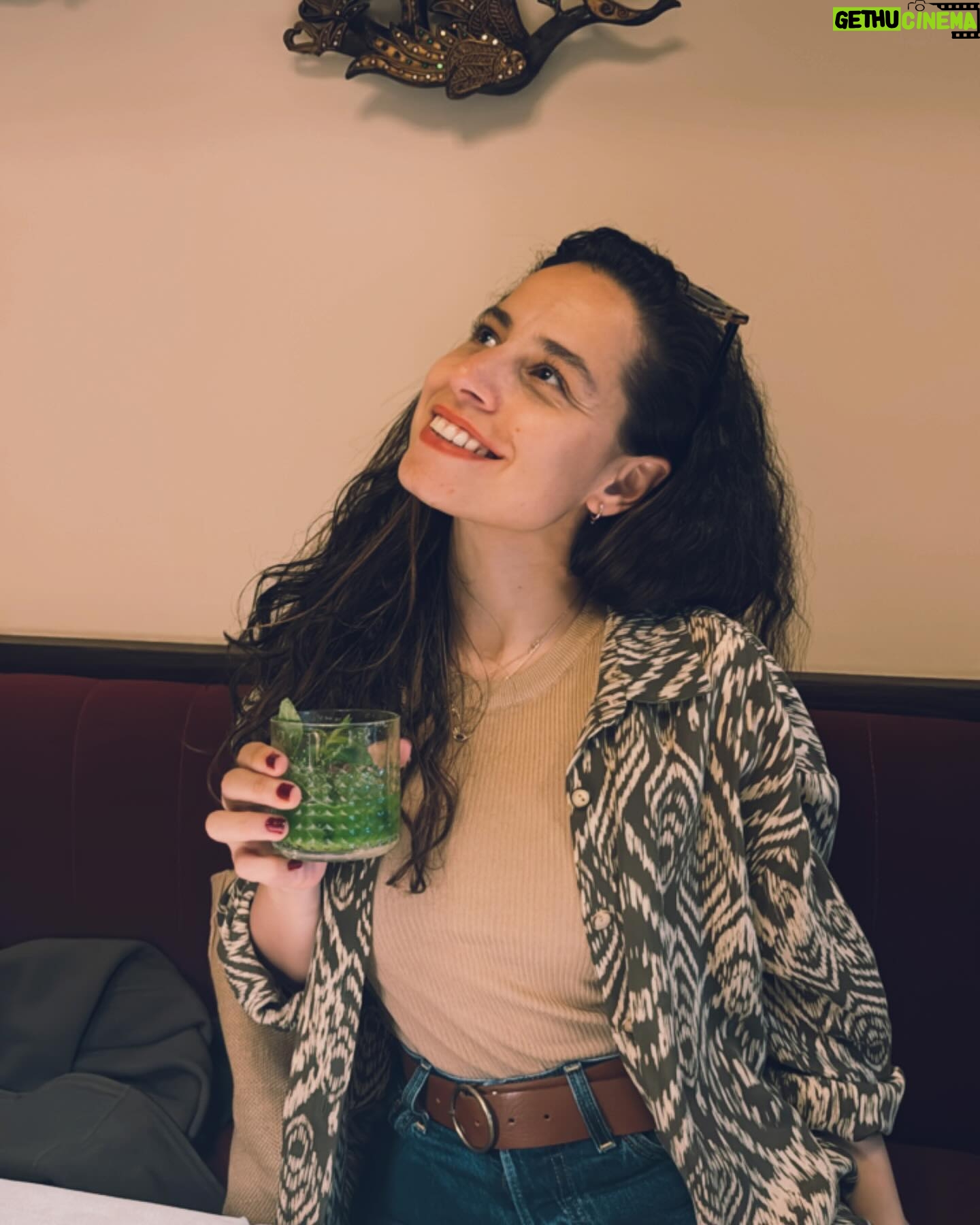 Aslı İnandık - 4.5K Likes - Kasım ayının bana mucizelerle gelişini, tüm kış giymeye fırsat bulamadığım mavi yün kazağım, favori bebeğim Mete, yer yer şişme montum, biraz olağanüstü geçen Hamiyet - Bursa turnesindeki selam videomuz, Thai mutfağının bağırsak hoplatan köri sosluları ve kimsenin beni göremeyeceği asansör gibi yerlerde çektiğim anlamsız fotoğraflarla kutlamak istedim. Kasım ayının böyle beklenmedik anlarda, mesela Nisan’dan hemen sonra falan ansızın gelmeye karar vermesi ne kadar güzel. Evren mucizelerle dolu ☺️✨🥲