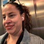 Aslı İnandık Instagram - Kasım ayının bana mucizelerle gelişini, tüm kış giymeye fırsat bulamadığım mavi yün kazağım, favori bebeğim Mete, yer yer şişme montum, biraz olağanüstü geçen Hamiyet - Bursa turnesindeki selam videomuz, Thai mutfağının bağırsak hoplatan köri sosluları ve kimsenin beni göremeyeceği asansör gibi yerlerde çektiğim anlamsız fotoğraflarla kutlamak istedim. Kasım ayının böyle beklenmedik anlarda, mesela Nisan’dan hemen sonra falan ansızın gelmeye karar vermesi ne kadar güzel. Evren mucizelerle dolu ☺️✨🥲