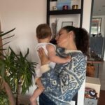 Aslı İnandık Instagram – Kasım ayının bana mucizelerle gelişini, tüm kış giymeye fırsat bulamadığım mavi yün kazağım, favori bebeğim Mete, yer yer şişme montum, biraz olağanüstü geçen Hamiyet – Bursa turnesindeki selam videomuz, Thai mutfağının bağırsak hoplatan köri sosluları ve kimsenin beni göremeyeceği asansör gibi yerlerde çektiğim anlamsız fotoğraflarla kutlamak istedim. Kasım ayının böyle beklenmedik anlarda, mesela Nisan’dan hemen sonra falan ansızın gelmeye karar vermesi ne kadar güzel. Evren mucizelerle dolu ☺️✨🥲