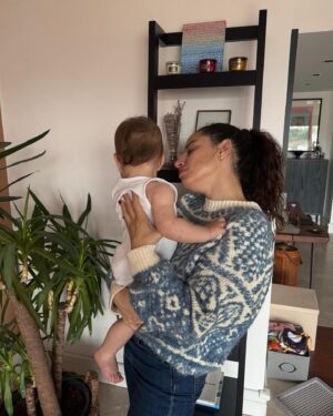 Aslı İnandık Instagram - Kasım ayının bana mucizelerle gelişini, tüm kış giymeye fırsat bulamadığım mavi yün kazağım, favori bebeğim Mete, yer yer şişme montum, biraz olağanüstü geçen Hamiyet - Bursa turnesindeki selam videomuz, Thai mutfağının bağırsak hoplatan köri sosluları ve kimsenin beni göremeyeceği asansör gibi yerlerde çektiğim anlamsız fotoğraflarla kutlamak istedim. Kasım ayının böyle beklenmedik anlarda, mesela Nisan’dan hemen sonra falan ansızın gelmeye karar vermesi ne kadar güzel. Evren mucizelerle dolu ☺️✨🥲