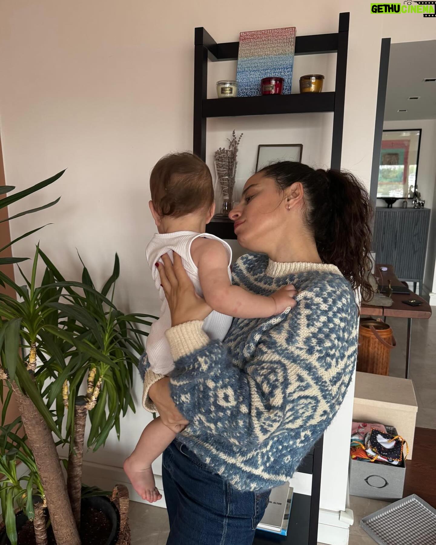 Aslı İnandık - 4.5K Likes - Kasım ayının bana mucizelerle gelişini, tüm kış giymeye fırsat bulamadığım mavi yün kazağım, favori bebeğim Mete, yer yer şişme montum, biraz olağanüstü geçen Hamiyet - Bursa turnesindeki selam videomuz, Thai mutfağının bağırsak hoplatan köri sosluları ve kimsenin beni göremeyeceği asansör gibi yerlerde çektiğim anlamsız fotoğraflarla kutlamak istedim. Kasım ayının böyle beklenmedik anlarda, mesela Nisan’dan hemen sonra falan ansızın gelmeye karar vermesi ne kadar güzel. Evren mucizelerle dolu ☺️✨🥲