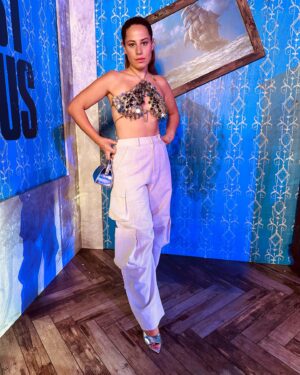 Aslı İnandık Instagram - Bakmayın donuyorum @blutv #reklam