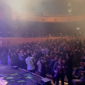 Aslı İnandık Instagram - Kasım ayının bana mucizelerle gelişini, tüm kış giymeye fırsat bulamadığım mavi yün kazağım, favori bebeğim Mete, yer yer şişme montum, biraz olağanüstü geçen Hamiyet - Bursa turnesindeki selam videomuz, Thai mutfağının bağırsak hoplatan köri sosluları ve kimsenin beni göremeyeceği asansör gibi yerlerde çektiğim anlamsız fotoğraflarla kutlamak istedim. Kasım ayının böyle beklenmedik anlarda, mesela Nisan’dan hemen sonra falan ansızın gelmeye karar vermesi ne kadar güzel. Evren mucizelerle dolu ☺️✨🥲