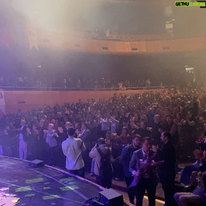 Aslı İnandık - 4.5K Likes - Kasım ayının bana mucizelerle gelişini, tüm kış giymeye fırsat bulamadığım mavi yün kazağım, favori bebeğim Mete, yer yer şişme montum, biraz olağanüstü geçen Hamiyet - Bursa turnesindeki selam videomuz, Thai mutfağının bağırsak hoplatan köri sosluları ve kimsenin beni göremeyeceği asansör gibi yerlerde çektiğim anlamsız fotoğraflarla kutlamak istedim. Kasım ayının böyle beklenmedik anlarda, mesela Nisan’dan hemen sonra falan ansızın gelmeye karar vermesi ne kadar güzel. Evren mucizelerle dolu ☺️✨🥲