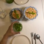 Aslı İnandık Instagram - Kasım ayının bana mucizelerle gelişini, tüm kış giymeye fırsat bulamadığım mavi yün kazağım, favori bebeğim Mete, yer yer şişme montum, biraz olağanüstü geçen Hamiyet - Bursa turnesindeki selam videomuz, Thai mutfağının bağırsak hoplatan köri sosluları ve kimsenin beni göremeyeceği asansör gibi yerlerde çektiğim anlamsız fotoğraflarla kutlamak istedim. Kasım ayının böyle beklenmedik anlarda, mesela Nisan’dan hemen sonra falan ansızın gelmeye karar vermesi ne kadar güzel. Evren mucizelerle dolu ☺️✨🥲