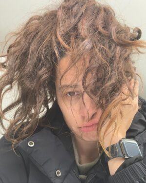 Aslı İnandık Instagram - Kasım ayının bana mucizelerle gelişini, tüm kış giymeye fırsat bulamadığım mavi yün kazağım, favori bebeğim Mete, yer yer şişme montum, biraz olağanüstü geçen Hamiyet - Bursa turnesindeki selam videomuz, Thai mutfağının bağırsak hoplatan köri sosluları ve kimsenin beni göremeyeceği asansör gibi yerlerde çektiğim anlamsız fotoğraflarla kutlamak istedim. Kasım ayının böyle beklenmedik anlarda, mesela Nisan’dan hemen sonra falan ansızın gelmeye karar vermesi ne kadar güzel. Evren mucizelerle dolu ☺️✨🥲