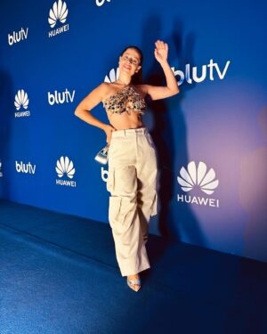 Aslı İnandık Instagram - Bakmayın donuyorum @blutv #reklam