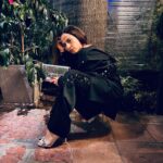 Aslı İnandık Instagram – Şükür fashion dünyasında bu şekil oturarak poz verme işi başladı da artık düz tabanlar için ayaklarda topukluyla dengede durmaya çalışmak tarihe karıştı. Gerçi bende huzursuz bacak sendromu var gibi oturmuşum ama çözücem bunu 👍🏻