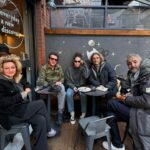Aslı İnandık Instagram – Teoman, Peyk ekibinden İrfan ve Serdal, Rena ve ben. Hamiyet konuştuk. Çok güzel şeyler yapacağız beraber. Üf keşke spoiler verebilsem. Neyse şunu söyleyeyim 10 Ocak Uniq’te Hamiyet’imizin galası var! Onu söyleyip konuyu şimdilik kapatayım.