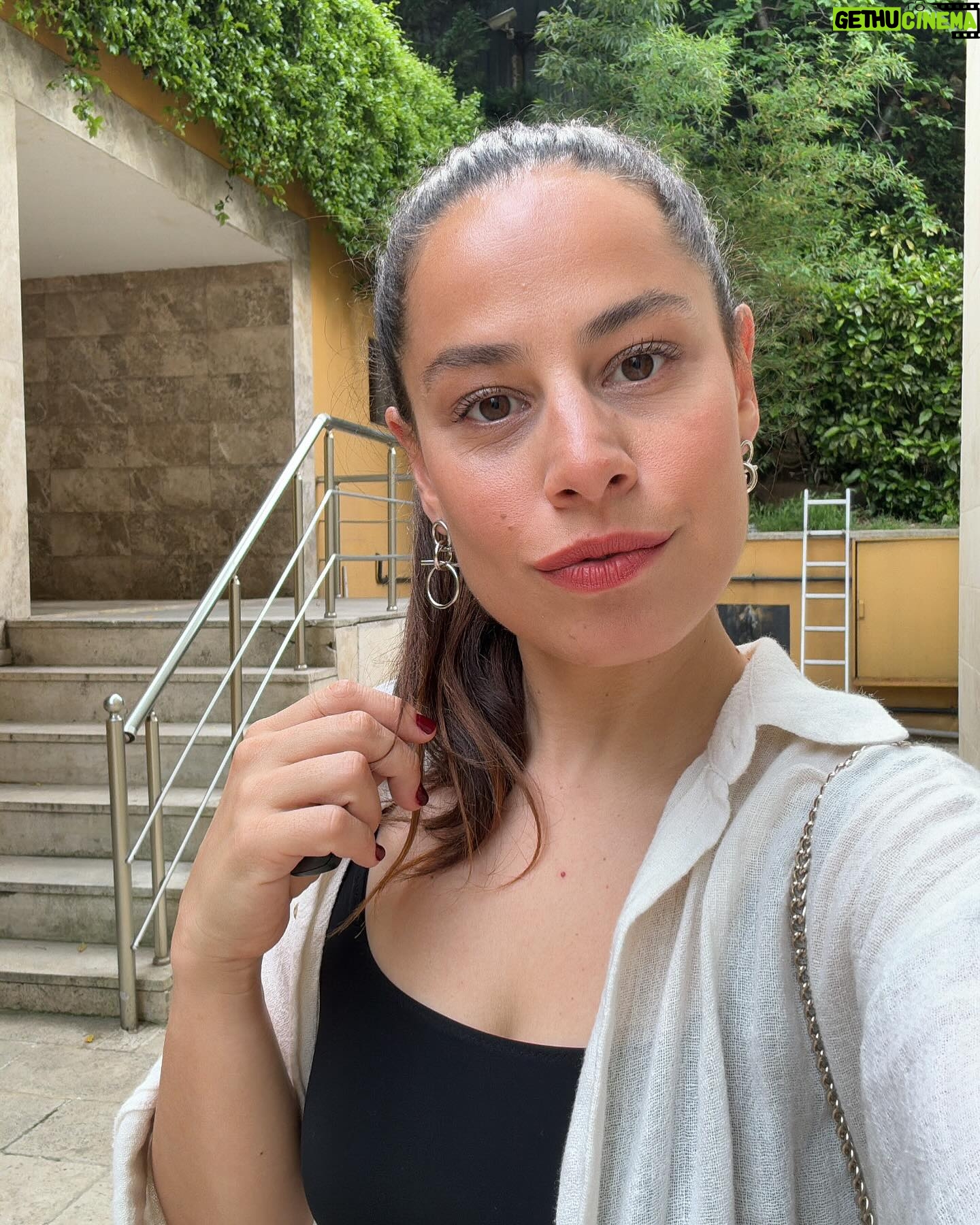 Aslı İnandık - 3.7K Likes - Bu haftanın gideri vardı -son fotoğrafa kadar- 🌹Neyse ki artık 35 yaşımda, iyi günlerimi saymaya başlayıp, kötü olduğum günlerden baya fazla olduğunu farkedebilmeyi öğrendim. Gün içinde bi iki kahkaha attıysam, bi de birkaç kişiyi güldürdüysem okey gibi ya hayat. Daha fazlasını beklemiyorum. (Kredi kartı ekstrem bunu beğendi 👍🏻)