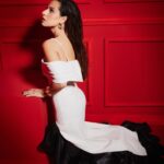 Aslı İnandık Instagram – Ve mutlu son 🧿 buralarda Oben’le yaptığımız bir röportaj da var ha @episodedergi ay bitmeden okuyun 👯 Vallahi bu fotoğrafları kendime saklayamazdım, gülmemeyi becerdiğim 7 tane fotoğrafım olmuş koycam herhalde. Taam bu son.
