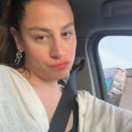Aslı İnandık Instagram - Bu haftanın gideri vardı -son fotoğrafa kadar- 🌹Neyse ki artık 35 yaşımda, iyi günlerimi saymaya başlayıp, kötü olduğum günlerden baya fazla olduğunu farkedebilmeyi öğrendim. Gün içinde bi iki kahkaha attıysam, bi de birkaç kişiyi güldürdüysem okey gibi ya hayat. Daha fazlasını beklemiyorum. (Kredi kartı ekstrem bunu beğendi 👍🏻)