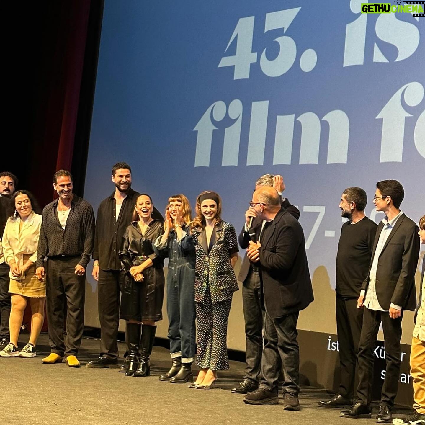 Aslı İnandık Instagram - Istanbul Trilogy dün İstanbul Film Festivali’nde Türkiye prömiyerini yaptı.✨ mutluyuz, gururluyuz, sevinçliyiz.