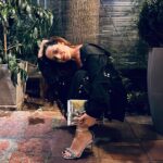 Aslı İnandık Instagram – Şükür fashion dünyasında bu şekil oturarak poz verme işi başladı da artık düz tabanlar için ayaklarda topukluyla dengede durmaya çalışmak tarihe karıştı. Gerçi bende huzursuz bacak sendromu var gibi oturmuşum ama çözücem bunu 👍🏻