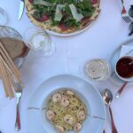 Aslı İnandık Instagram – A: Yine yeşillendi fındık dalları
B: …
A: Yine yeşillendi fındık dalları
B: (tahammülsüz) Zaten hep yeşildi fındık dalları!
A: Niye tahammülsüzlük yapıyosun konu açmaya çalışıyorum sonra hiç sohbet etmiyoruz diyosun.
B: Bunu kastetmiyorum Orhan, fındık dallarının yeşillendiğini ben de görebiliyorum, kaliteli sohbetten bahsed.. neyse ya…