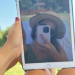 Aslı İnandık Instagram – A: Yine yeşillendi fındık dalları
B: …
A: Yine yeşillendi fındık dalları
B: (tahammülsüz) Zaten hep yeşildi fındık dalları!
A: Niye tahammülsüzlük yapıyosun konu açmaya çalışıyorum sonra hiç sohbet etmiyoruz diyosun.
B: Bunu kastetmiyorum Orhan, fındık dallarının yeşillendiğini ben de görebiliyorum, kaliteli sohbetten bahsed.. neyse ya…