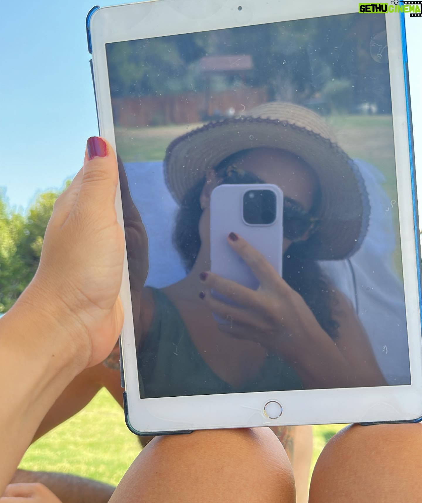Aslı İnandık Instagram - A: Yine yeşillendi fındık dalları B: … A: Yine yeşillendi fındık dalları B: (tahammülsüz) Zaten hep yeşildi fındık dalları! A: Niye tahammülsüzlük yapıyosun konu açmaya çalışıyorum sonra hiç sohbet etmiyoruz diyosun. B: Bunu kastetmiyorum Orhan, fındık dallarının yeşillendiğini ben de görebiliyorum, kaliteli sohbetten bahsed.. neyse ya…